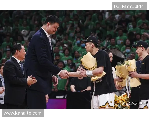 姚明进场现场热烈氛围引发球迷狂欢全场欢呼声此起彼伏气氛空前高涨