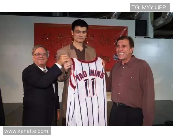 老汤与姚明的传奇对决:篮球场上的友谊与荣耀交织的故事